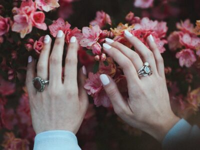 Color de uñas: Manos sobre flores